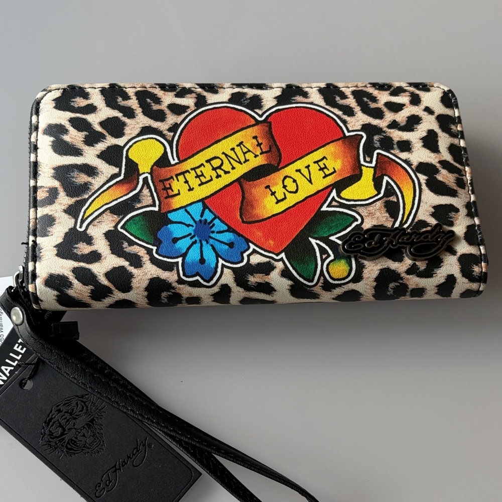 NWOT Eve Ed Hardy Love Eternal Wristlet Wallet